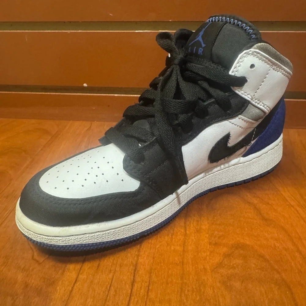 Jordan Men's Black, White, and Blue Sneakers